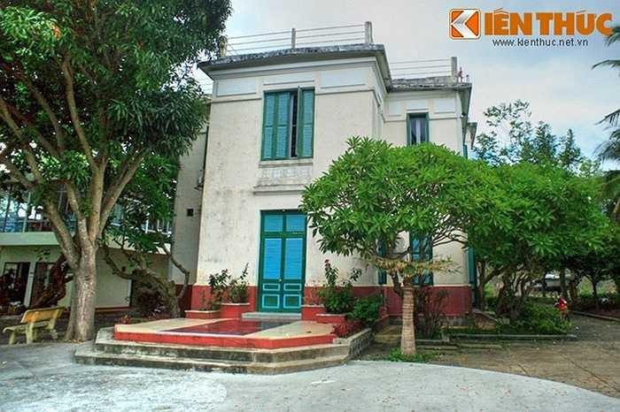 Từ năm 1940 đến năm 1945, Hoàng đế Bảo Ðại và Hoàng hậu Nam Phương thường đến nghỉ tại hai biệt thự Xương Rồng và Bông Sứ, lấy việc câu cá, ngắm biển làm thú tiêu khiển nên cái tên lầu Bảo Đại có từ đó. Ảnh: Biệt thự Bông Sứ.