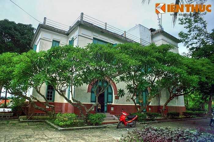 Biệt thự Vọng Nguyệt nằm ở đồi thứ 2 cũng cao 2 tầng và có dáng hình hộp chữ nhật. Khi vua Bảo Đại còn ở đây, tầng trệt được dùng làm phòng họp, chiêu đãi quan khách, tầng trên là nơi nghỉ của vua và hoàng hậu. Phía trên sân thượng là nơi vua và hoàng hậu đón gió, ngắm trăng lên. Ảnh: Biệt thự Vọng Nguyệt.