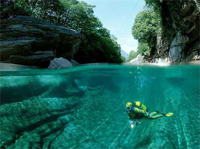 Thung lũng Verzasca, Thụy Sỹ: Dòng sông cùng tên mang theo nguồn nước trong veo chảy suốt 30km chiều dài thung lũng ở phía Bắc Thụy Sỹ. Một con đập đã được dựng lên để chặn dòng chảy và hình thành nên Phá Vogorno, từng xuất hiện trong tập James Bond Golden Eye. 