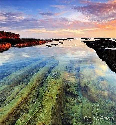 Bãi biển Bak Bak, đảo Borneo, Malaysia: Làn nước trong nhìn thấu đáy của những vùng biển nơi đây là cơ hội để các tay máy chuyên nghiệp lẫn nghiệp dư trổ tài. 