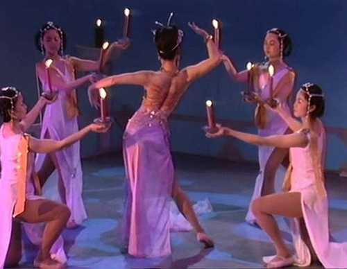 Nhiều nhà phê bình phim và cả khán giả không hài lòng với việc bộ phim có quá nhiều cảnh hở hang, nhất là hở vòng 1.