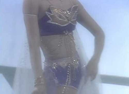 Ngay sau đó, bản phim về Đát Kỷ năm 1990 của Phó Nghệ Vỹ đã bị lôi ra tranh luận. Từ 25 năm trước, những hình ảnh trong phim đã quá táo bạo, thậm chí còn hở hang hơn cả phiên bản thời hiện đại.