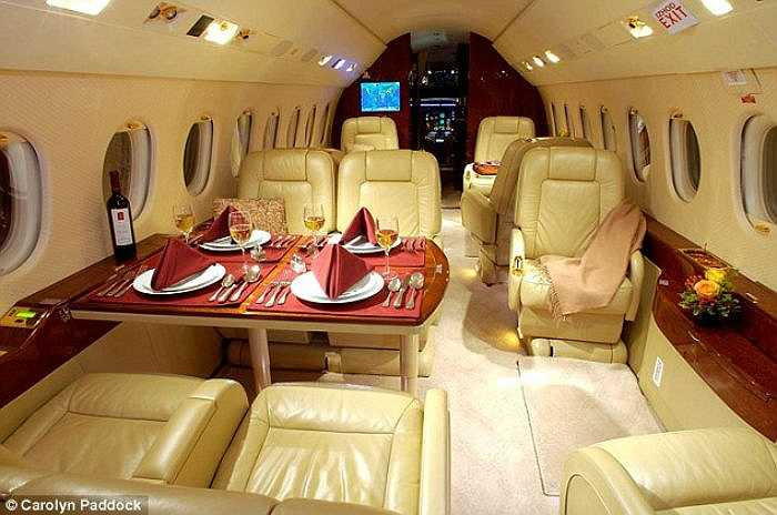 Hành khách VIP trên những chiếc máy bay tư không bao giờ phải mất thời gian xếp hàng, được thưởng thức những bữa ăn do đầu bếp riêng nấu, được nhâm nhi loại sâm-panh hảo hạng, được tám chuyện trên di động và xem tivi ở độ cao hơn 10.000km... 