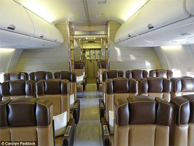 Đối với các tiếp viên trên máy bay tư, yêu cầu công việc không chỉ cao mà lịch làm việc cũng phải vô cùng linh hoạt. So với lúc làm việc trên máy bay thương mại, Carolyn không có lúc nào thực sự nghỉ, cô luôn phải sẵn sàng bay khi được gọi. 