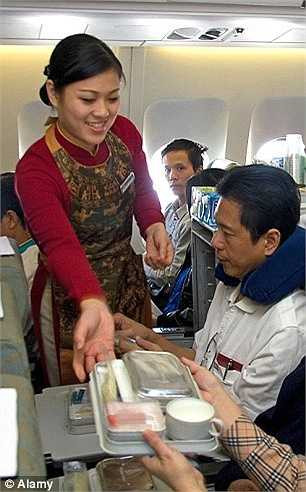 Không nghi ngờ gì nữa, tiếp viên trên các chuyến bay tư được trả lương hậu hĩnh hơn nhiều 35.000 USD - 110.000 USD so với đồng nghiệp phục vụ trên các máy bay thương mại 20.000 USD. Ngoài ra, tiếp viên máy bay tư rất hay được thưởng. 