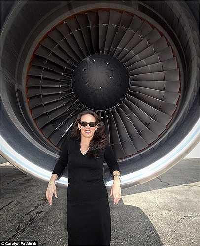 Khoảng cuối thời gian làm cho Delta, Carolyn bay khoảng 1.100 - 1.200 giờ bay mỗi năm, nhưng khi được tuyển làm tiếp viên cho máy bay tư, cô chỉ phải bay khoảng 400 giờ/năm và nhận mức lương cao gấp đôi. 