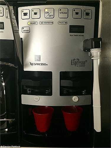 Để trở thành tiếp viên trên những chuyến bay chỉ phục vụ VIP, họ phải ký vào bản thỏa thuận bảo mật, không được tiết lộ tên hành khách. Trong ảnh là một chiếc máy pha cà phê trên máy bay tư nhân có giá tới 72.000 USD. 