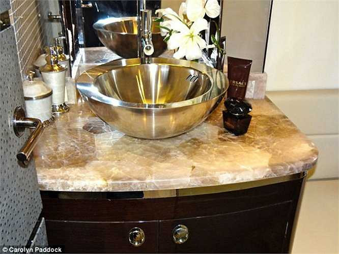 Hệ thống giải trí trên một chiếc Boeing 777 có giá 2 triệu USD, một xe đẩy phục vụ đồ ăn thức uống có giá 3.000 USD và máy rửa chén bát giá 100.000 USD. Những ông chủ giàu có thích trang trí máy bay bằng đồ nội thất hàng hiệu, như của Versace chẳng hạn. 