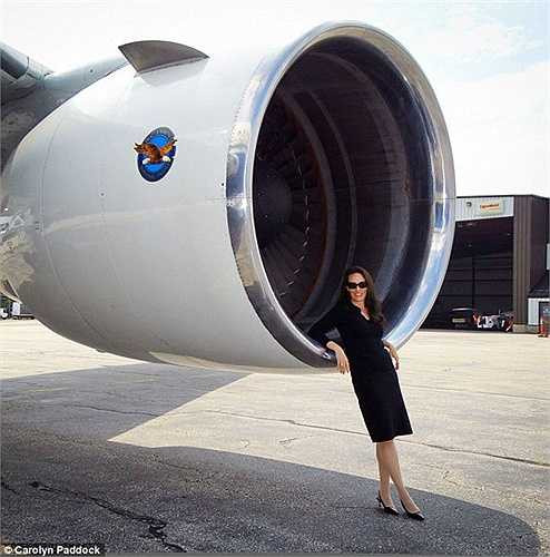 Carolyn tiết lộ, mới đây cô làm việc cho một ông chủ chỉ bay tới những nơi đỉnh nhất thế giới và dĩ nhiên cô luôn được đi cùng. Nếu ông chủ tới Pháp và ở đó một tuần, cô cũng sẽ được ở Pháp một tuần, nghỉ trong những khách sạn hạng sang và đồ ăn miễn phí. 