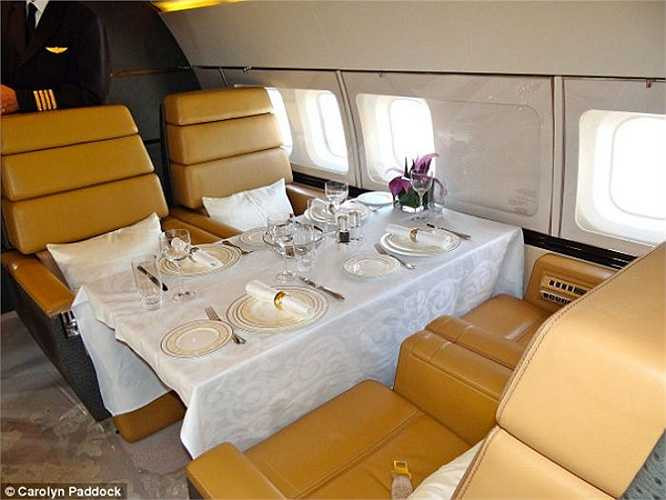 Khách VIP có thể đặt bất cứ món nào họ thích, thường là những món ăn cực đắt tiền như nấm trắng, sâm-panh Cristal giá 600 USD, trứng cá muối Beluga - giá cho khẩu phần 6 người là 7.000 USD, gan ngỗng... từ những nhà hàng sang trọng nhất. 