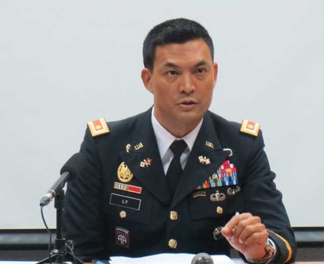 Thiếu tá Lý.V.Thắng, Trưởng Văn phòng Hợp tác Quốc phòng Đại sứ quán Hoa Kỳ, tại buổi gặp mặt báo chí chiều 6/3