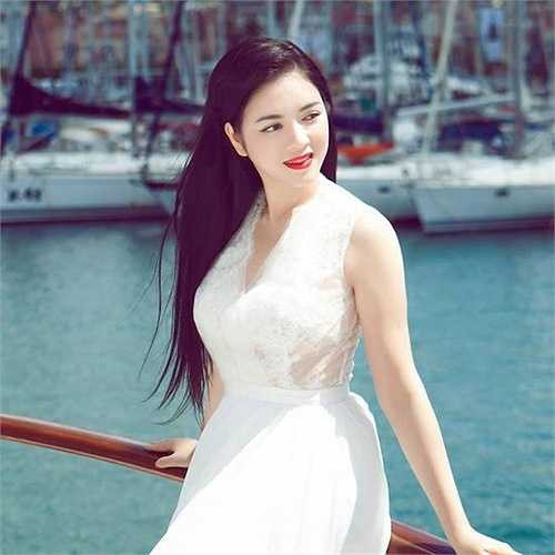 Người đẹp khoe hình thể chuẩn và vẻ đẹp thanh thoát, nuột nà trong từng khung hình. 