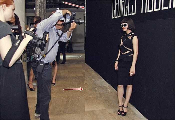 Năm 2013, Lý Nhã Kỳ cũng từng bị nghi ngờ dùng photoshop để chỉnh sửa không gian sự kiện.