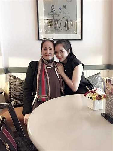 Lý Nhã Kỳ thường xuyên sử dụng phần mềm chỉnh sửa ảnh trong những bức hình trên trang cá nhân.