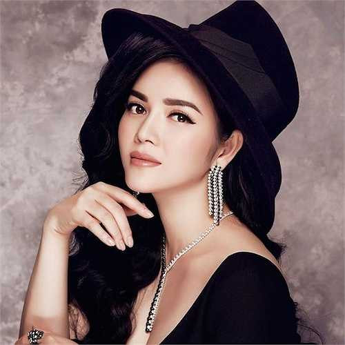 Trong các bộ ảnh, cô luôn thu hút mọi ánh nhìn với vẻ đẹp thuần khiết, thanh thoát.