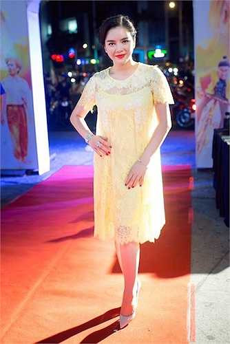 Cùng với đó là khuyết điểm vòng hông to.