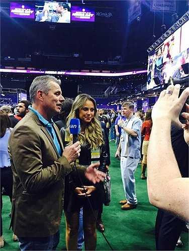 Người đẹp tác nghiệp ngay sau một trận bóng bầu dục tại quê nhà