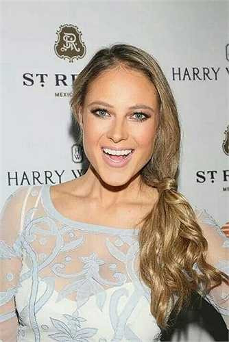 Vanessa vẫn nở nụ cười rạng rỡ trong một sự kiện.