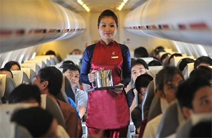 Mẫu thiết kế áo dài cách tân của Air Mekong sử dụng màu xanh làm chủ đạo.