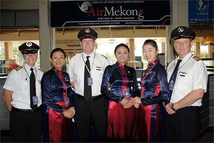 Tà áo dài sử dụng tông màu đỏ bordeaux