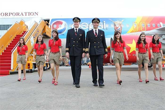 Từ khi ra đời đến nay, trang phục của tiếp viên Vietjet gây tranh cãi khá nhiều khi hãng táo bạo sử dụng thiết kế... quần sooc kẻ caro 