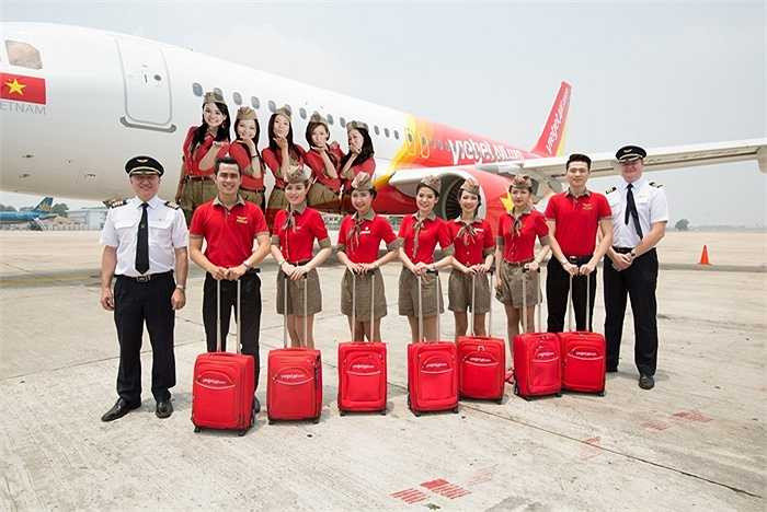 VietjetAir cho rằng, đồng phục áo đỏ cùng quần sooc kẻ caro sẽ mang lại cảm giác mới mẻ, trẻ trung và năng động. 