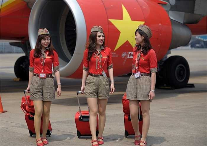 Đồng phục 'lạ' của tiếp viên Vietjet được nhà thiết kế từ châu Âu thực hiện dựa trên ý tưởng đồng phục của thiếu sinh quân trong đội vệ quốc quân năm xưa. Với mũ calô, áo đỏ, quần soóc carô trẻ trung, năng động, đội ngũ tiếp viên của hãng luôn tràn đầy khát vọng, sức trẻ, sẵn sàng chinh phục bầu trời Việt Nam và quốc tế. 
