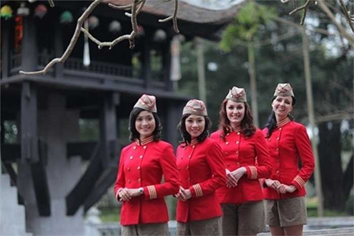 Có lẽ bởi nhà thiết kế châu Âu mà không ít hành khách nước ngoài rất thích thú với trang phục này, tìm thấy phảng phất những nét sang trọng mà hiện đại của phong cách thời trang Anh Quốc trong bộ đồng phục tiếp viên Việt Nam.