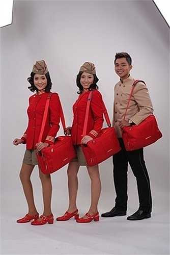 Trang phục Vest kết hợp quần sooc tạo sự trẻ trung, tươi mới đã dần dần tạo được thiện cảm với mọi đối tượng khách hàng bên cạnh yếu tố quan trọng khác của hãng như đội tàu bay hiện đại, kênh phân phối tiên tiến, đội phi công, tiếp viên chuyên nghiệp, thân thiện và giá vé tiết kiệm.