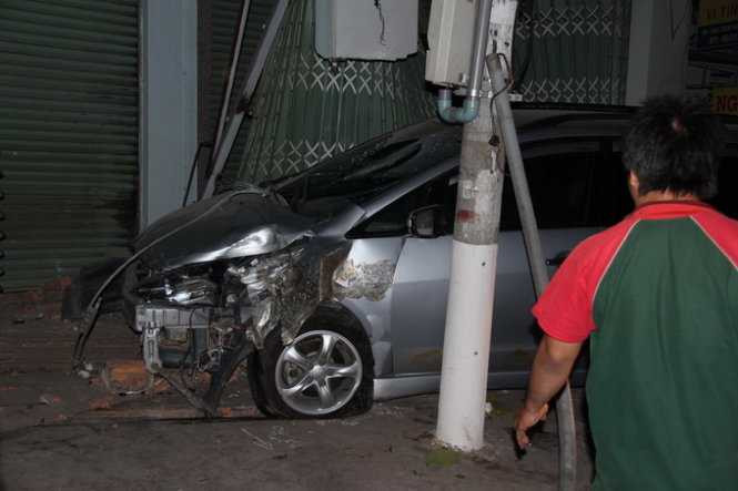 Xe 7 chỗ nửa đêm lao vào nhà dân