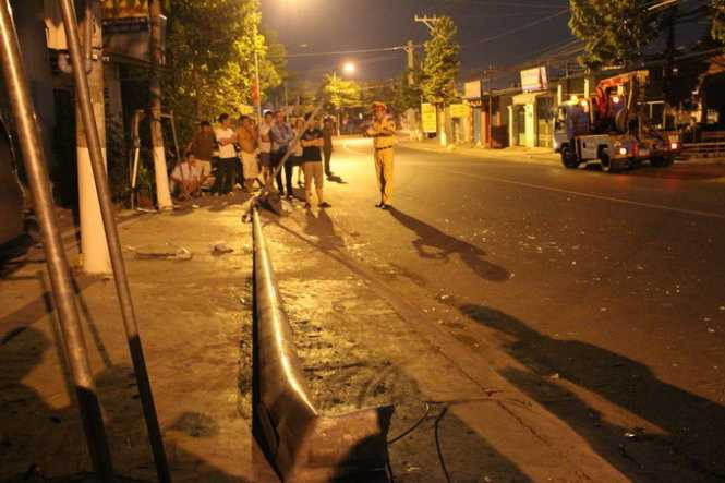 Xe 7 chỗ nửa đêm lao vào nhà dân