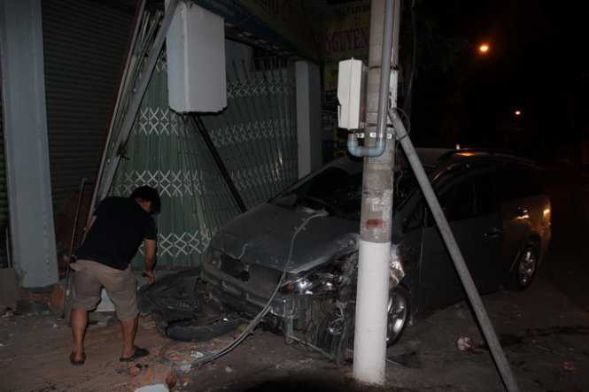 Xe 7 chỗ nửa đêm lao vào nhà dân