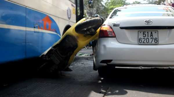 Xe buýt ủi xe máy cắm đầu lên taxi