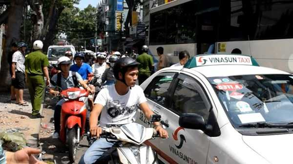 Xe buýt ủi xe máy cắm đầu lên taxi
