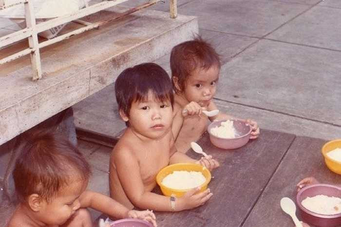 Các bé bị bỏ rơi hoặc mồ côi cha mẹ được đưa đến Allambie. Nhiều trẻ lai là kết quả của mối quan hệ giữa lính Mỹ và các cô gái Việt