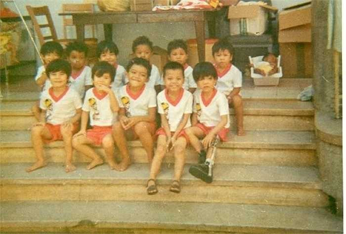 Các bé tạo dáng khi nhận được tài trợ đồng phục