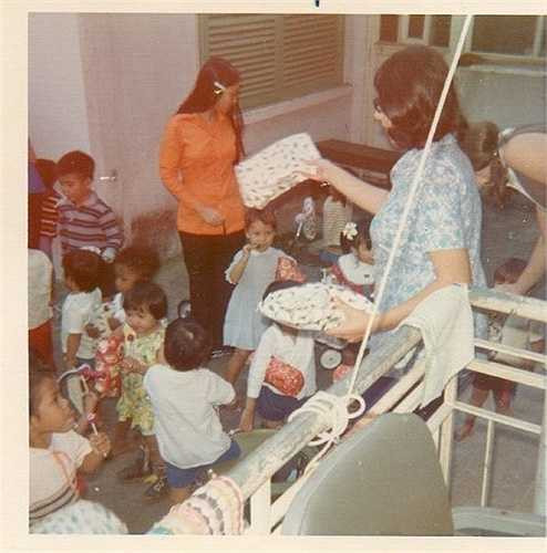 Bảo mẫu Crudden phát quà cho các thành viên tí hon dịp Giáng sinh năm 1972