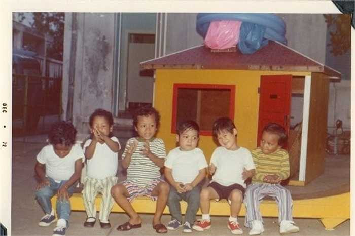 Đầu tháng 4/1975, quân đội Mỹ thực hiện chiến dịch Operation Babylift (Không vận Trẻ em) để đưa khoảng 3.000 em bé rời Việt Nam tới đất Mỹ