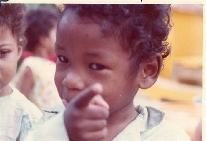 Bé trai tóc xoăn, da đen là con của lính Mỹ da màu, sau chiến tranh, binh sĩ Mỹ rút quân, nhiều người bỏ lại giọt máu ở chiến trường xưa