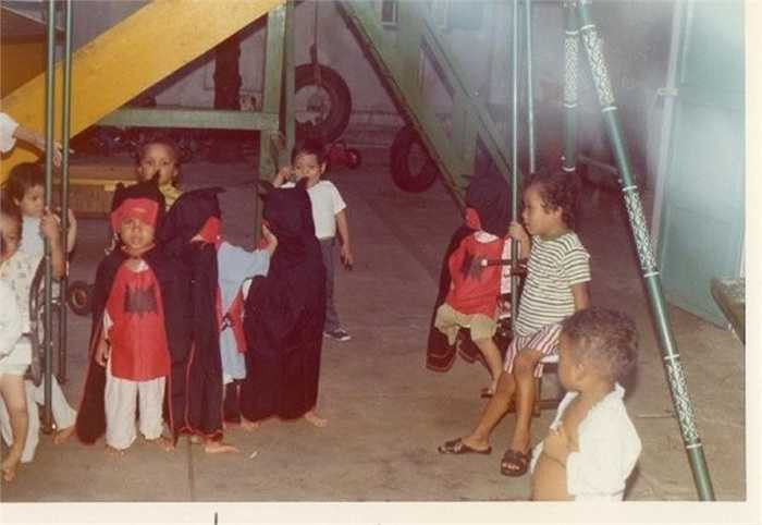 Các bà mẹ Việt có thể do không vượt qua được dị nghị hoặc muốn xây dựng một cuộc sống mới đã bỏ rơi con, nhiều bé được đưa tới Allambie chăm sóc