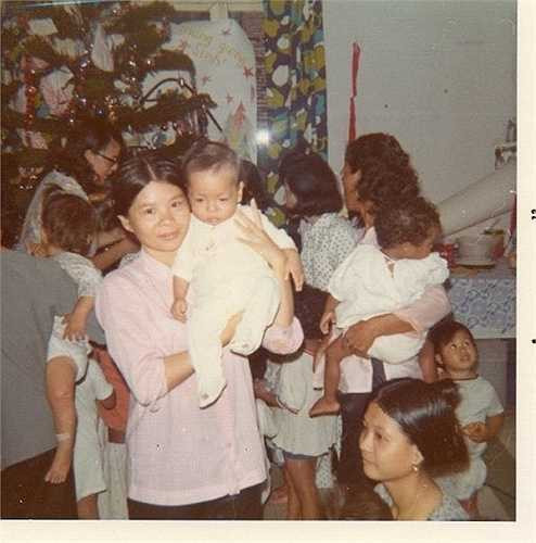 Giáng sinh năm 1972 tại Allambie, bà Crudden là người đeo kính, đang trang trí cây thông Noel