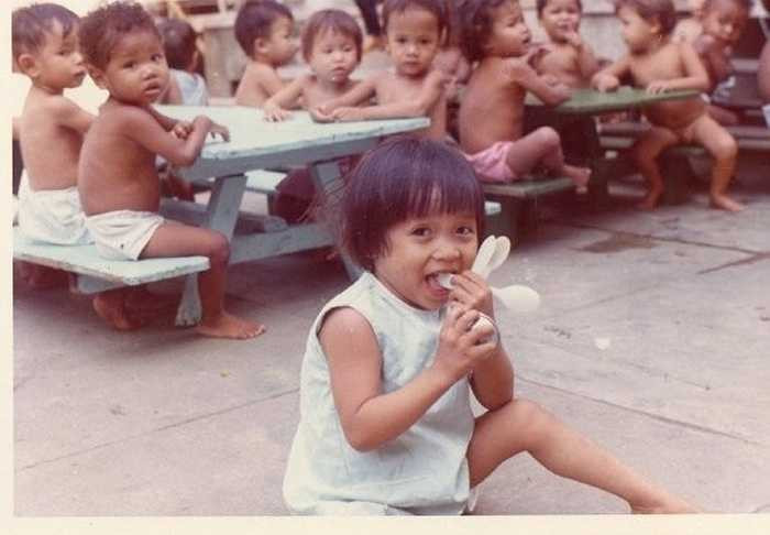 Ánh mắt các bé trong veo trong trại trẻ