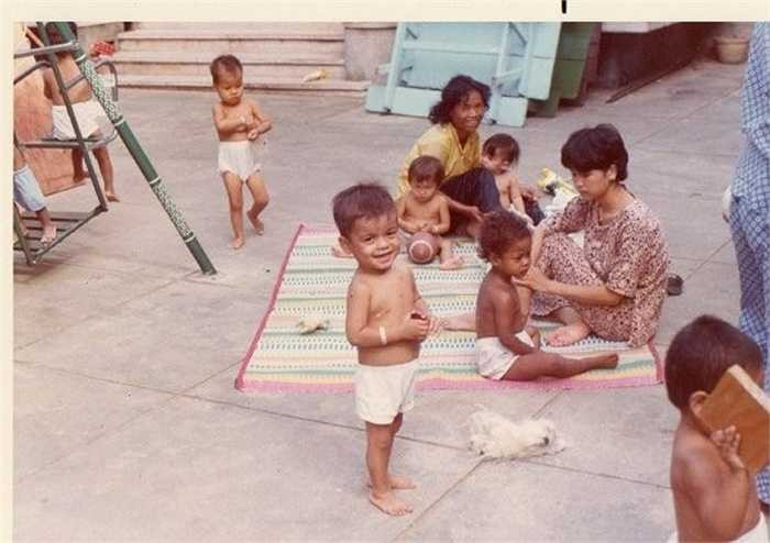 Bảo mẫu người Việt Nam chăm sóc các bé trong trại trẻ