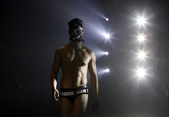 Một mẫu khẩu trang được trình diễn trong tuần lễ thời trang Bắc Kinh