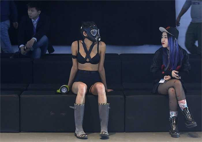 Người mẫu trình diễn thời trang ngồi nghỉ giữa buổi diễn