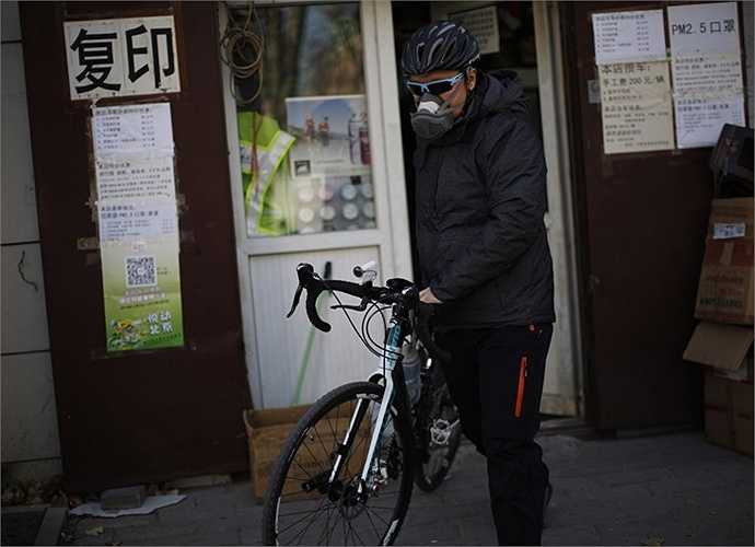 Mọi người khi ra đường đều mang theo khẩu trang