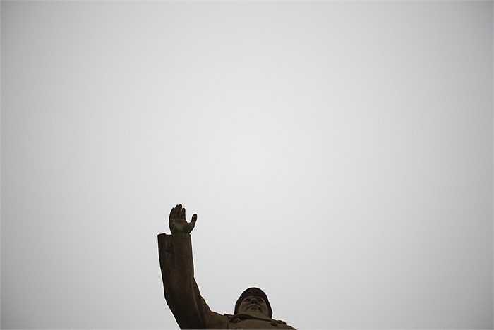 Bức tượng Chủ tịch Mao Trạch Đông bị khói bụi bao quanh