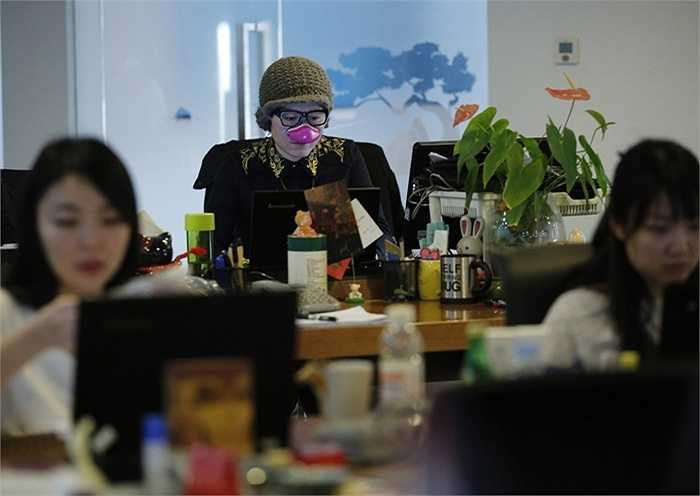 Nhiều người cẩn thận còn đeo khẩu trang trong văn phòng