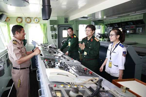Gặp nữ thiếu úy xinh đẹp của Cảnh sát biển Việt Nam