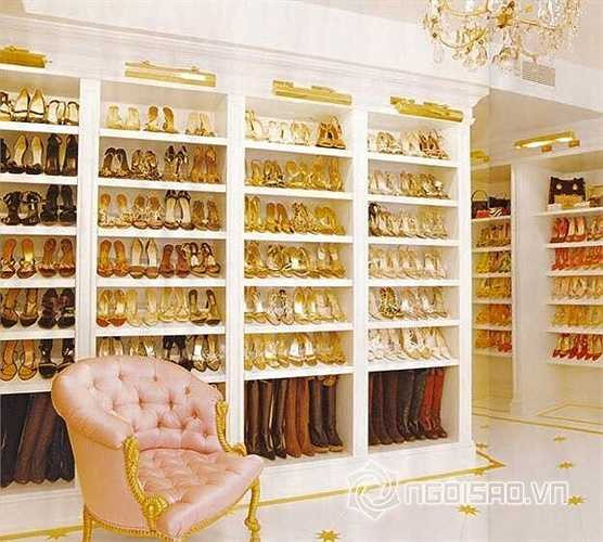 Đặc biệt, nhìn tủ quần áo, tủ giày dép, túi xách đồ sộ của nữ diễn viên thì bất cứ ai cũng phải choáng vì khả năng mua sắm của cô.